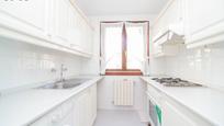 Kitchen of Flat for sale in San Lorenzo de El Escorial  with Parquet flooring, Storage room and Oven