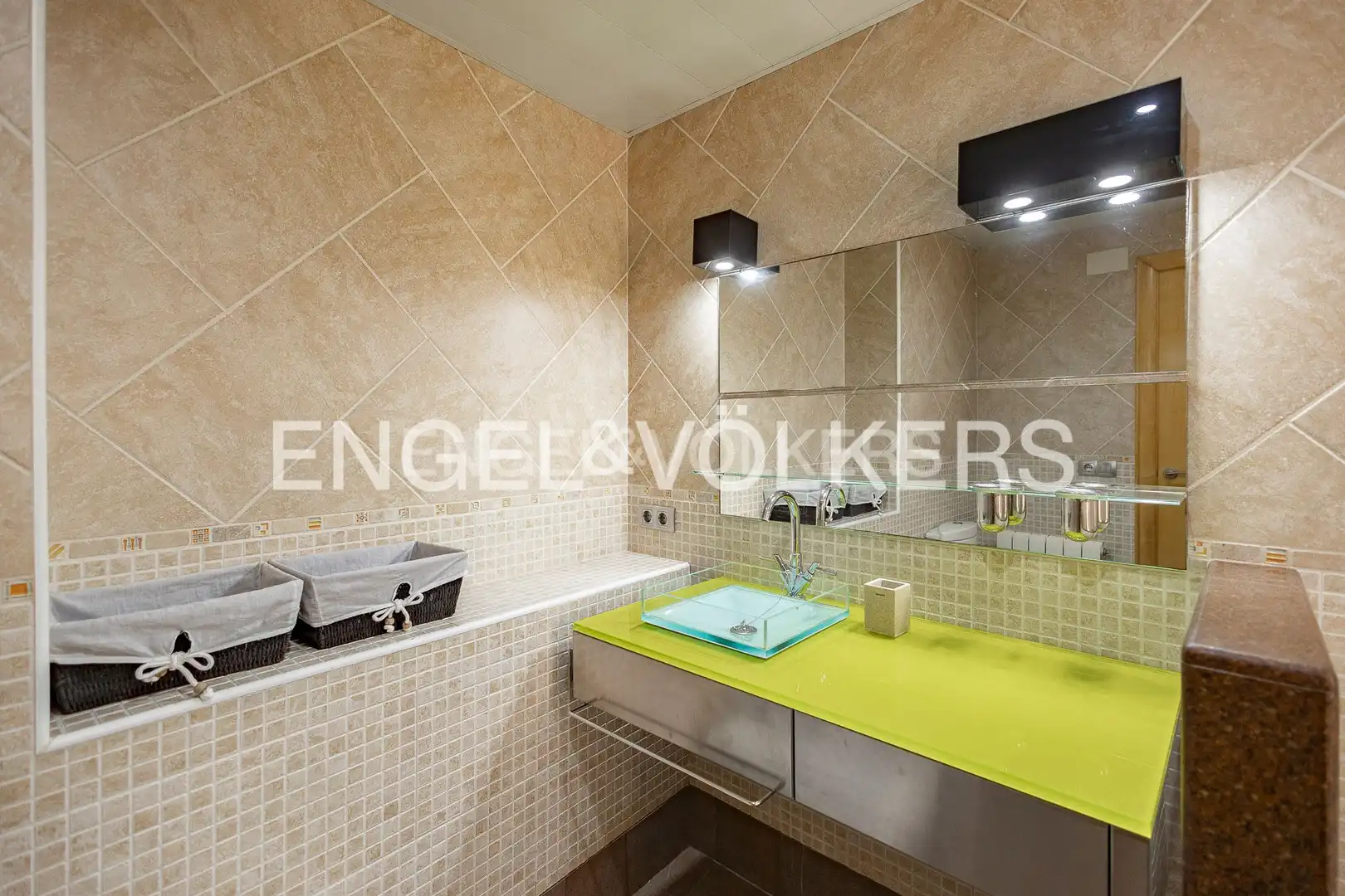 Badezimmer von Wohnung zur Miete in Esplugues de Llobregat mit Klimaanlage, Heizung und Parkett