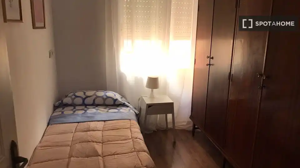 Bedroom of Flat for share in Centro