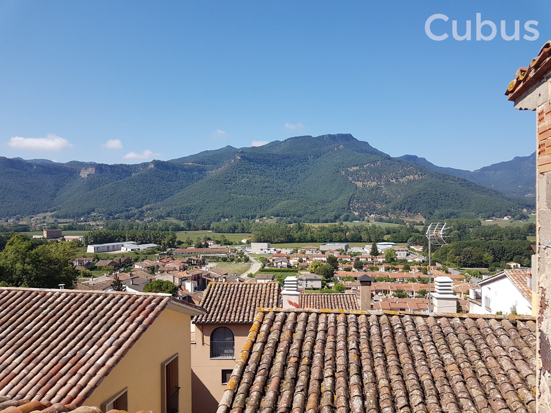 Vista exterior de Finca rústica en venda en La Vall d'en Bas amb Traster i Balcó