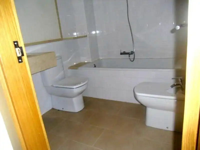 Baño de Piso de alquiler en Elche / Elx con Aire acondicionado, Parquet y Trastero
