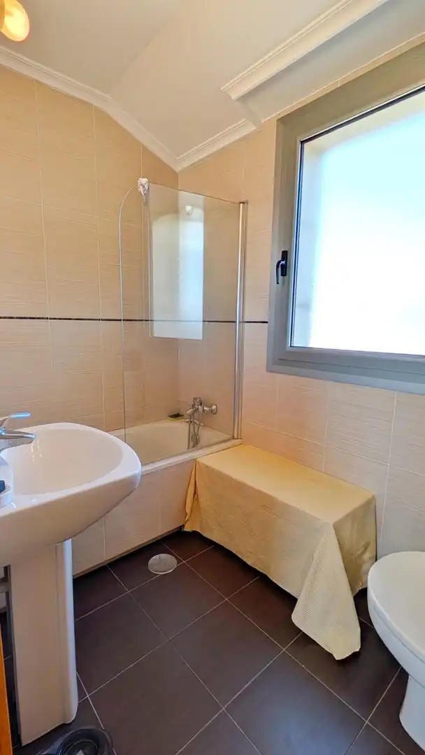 Badezimmer von Dachboden zum Verkauf in Santander mit Heizung, Terrasse und Abstellraum