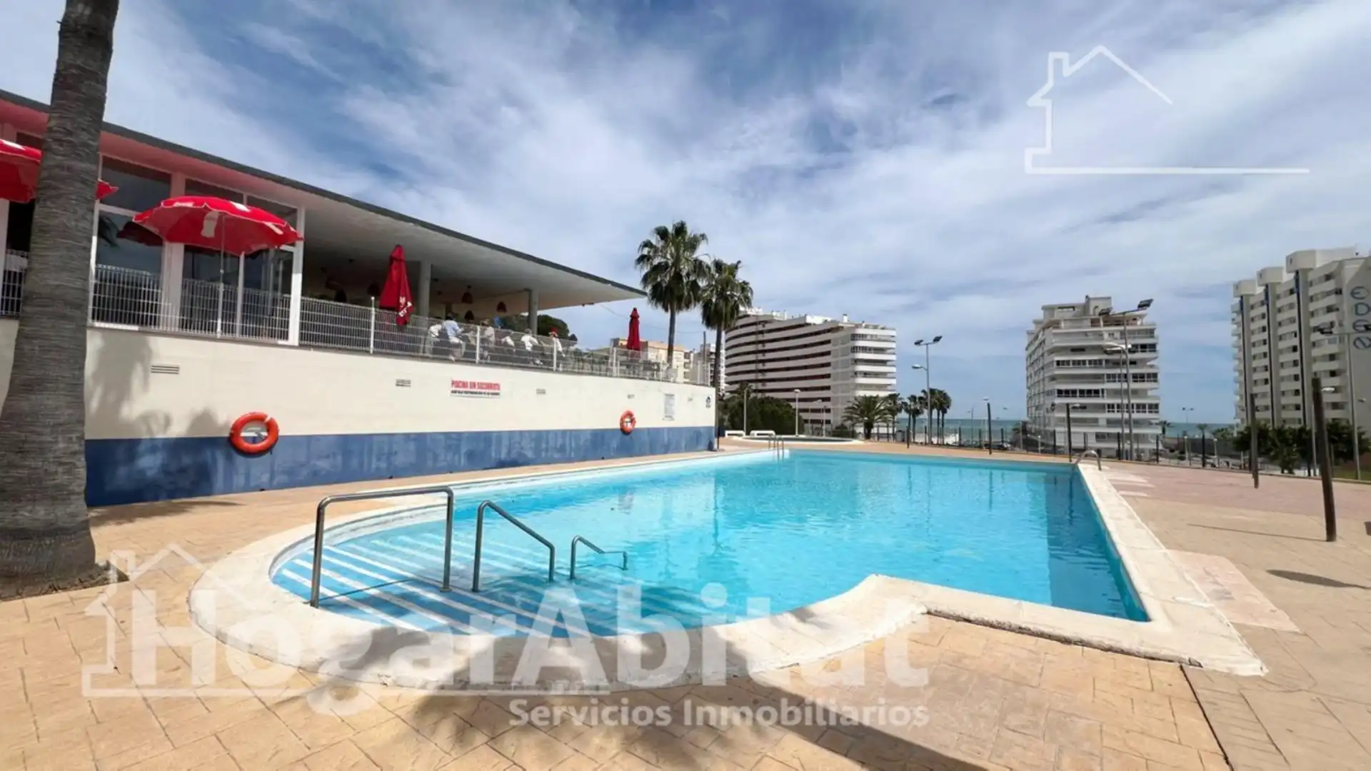 Schwimmbecken von Einfamilien-Reihenhaus zum Verkauf in Cullera mit Privatgarten, Terrasse und Abstellraum