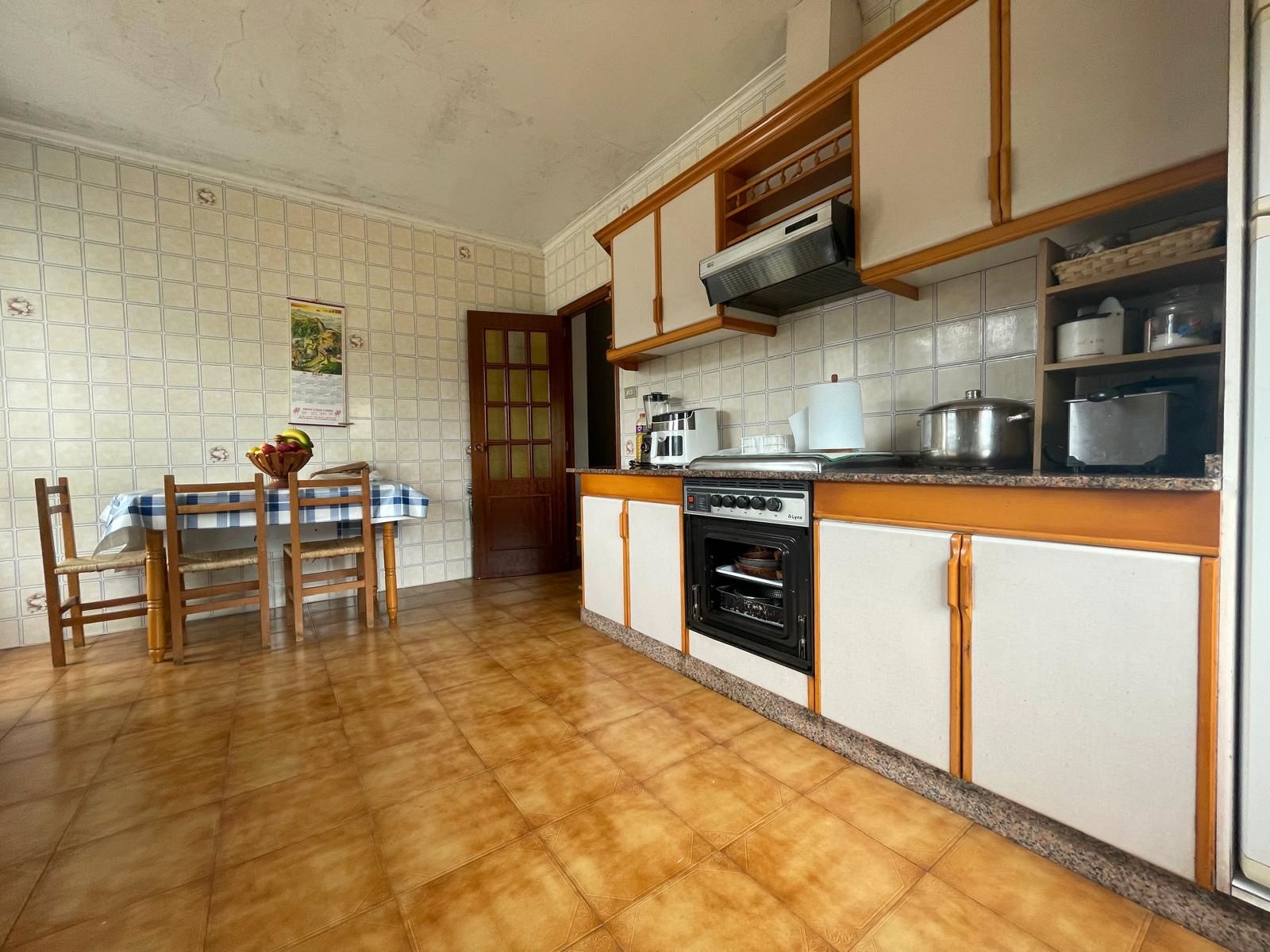 Cuina de Casa o xalet en venda en Valdoviño amb Terrassa i Balcó