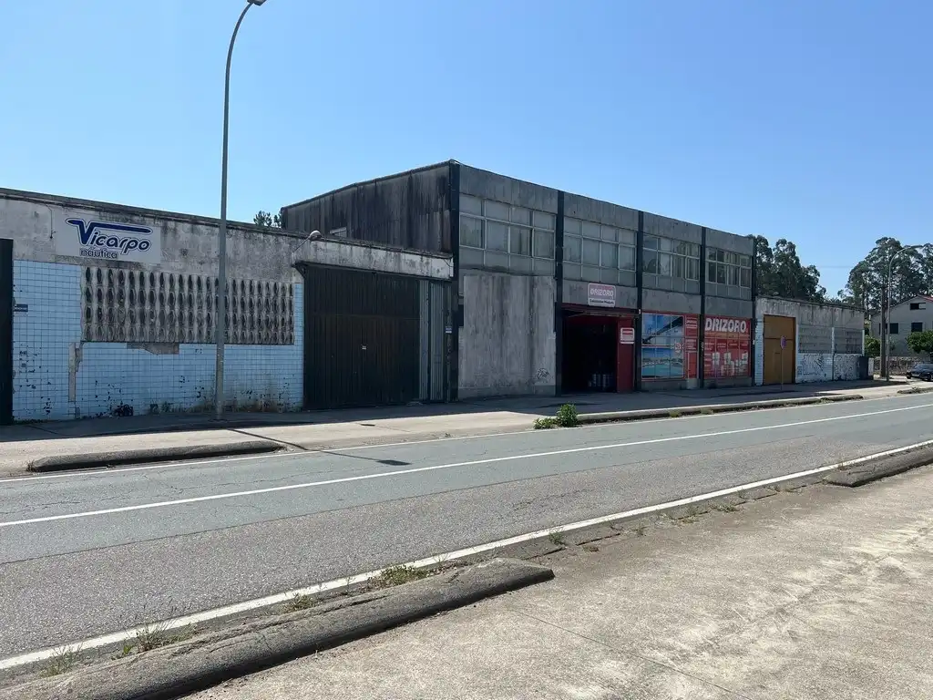 Vista exterior de Nave industrial en venta en Redondela