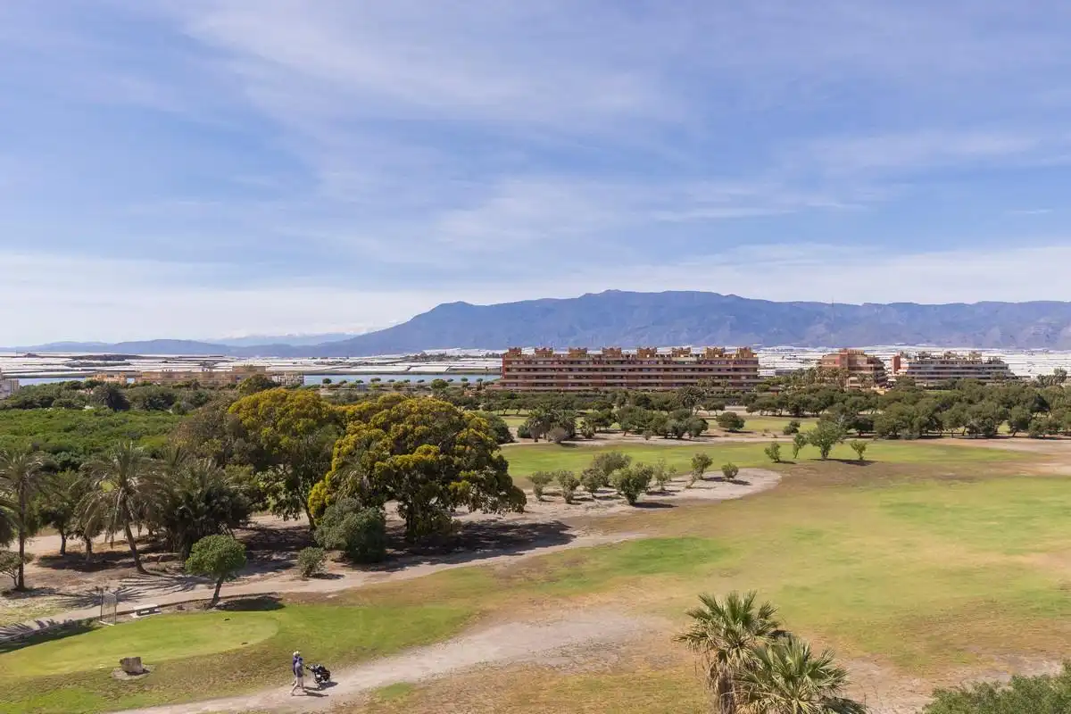Vista exterior de Àtic en venda en Roquetas de Mar amb Aire condicionat, Jardí privat i Terrassa