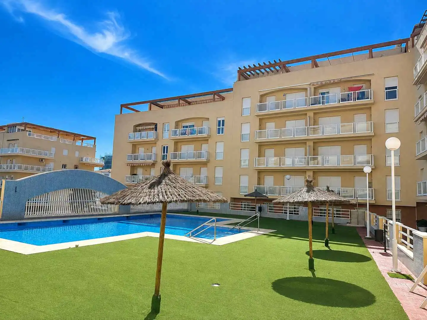 Schwimmbecken von Dachboden zur Miete in Manilva mit Klimaanlage, Terrasse und Möbliert