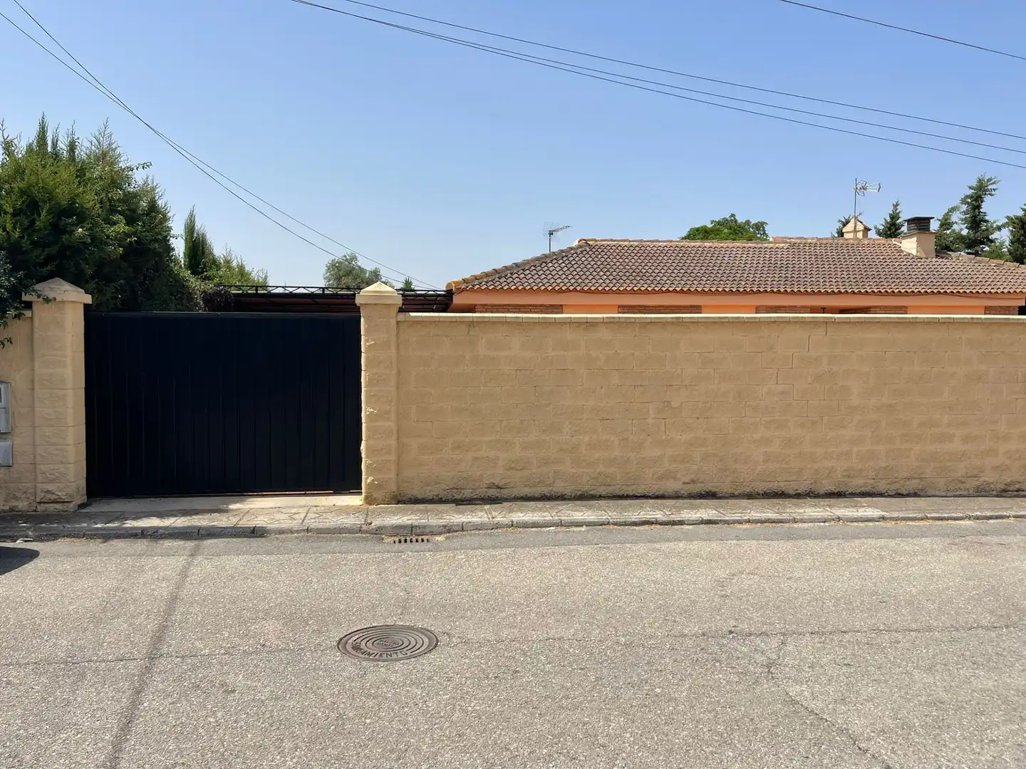Vista exterior de Casa o chalet en venta en Palomares del Río con Jardín privado, Piscina y Amueblado