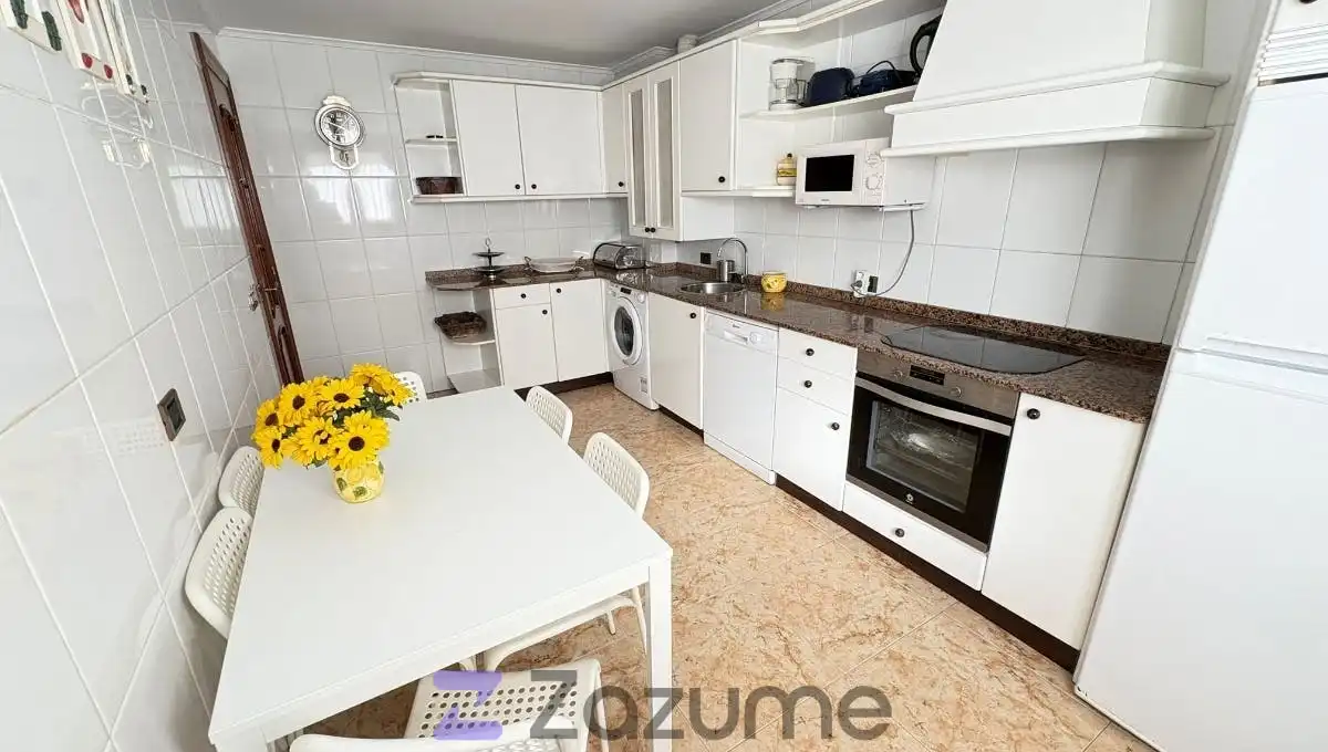 Cocina de Dúplex de alquiler en Noja con Jardín privado, Terraza y Piscina