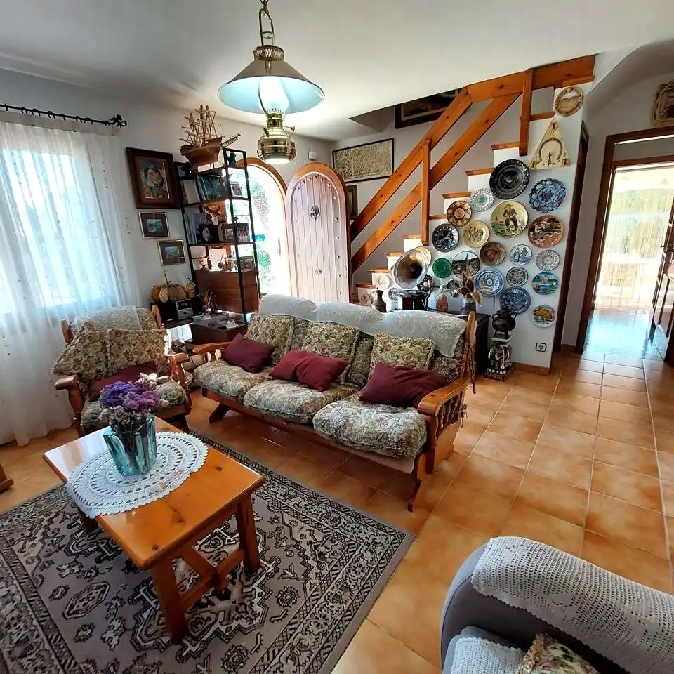 Sala d'estar de Casa o xalet en venda en Banyeres del Penedès amb Aire condicionat, Jardí privat i Moblat