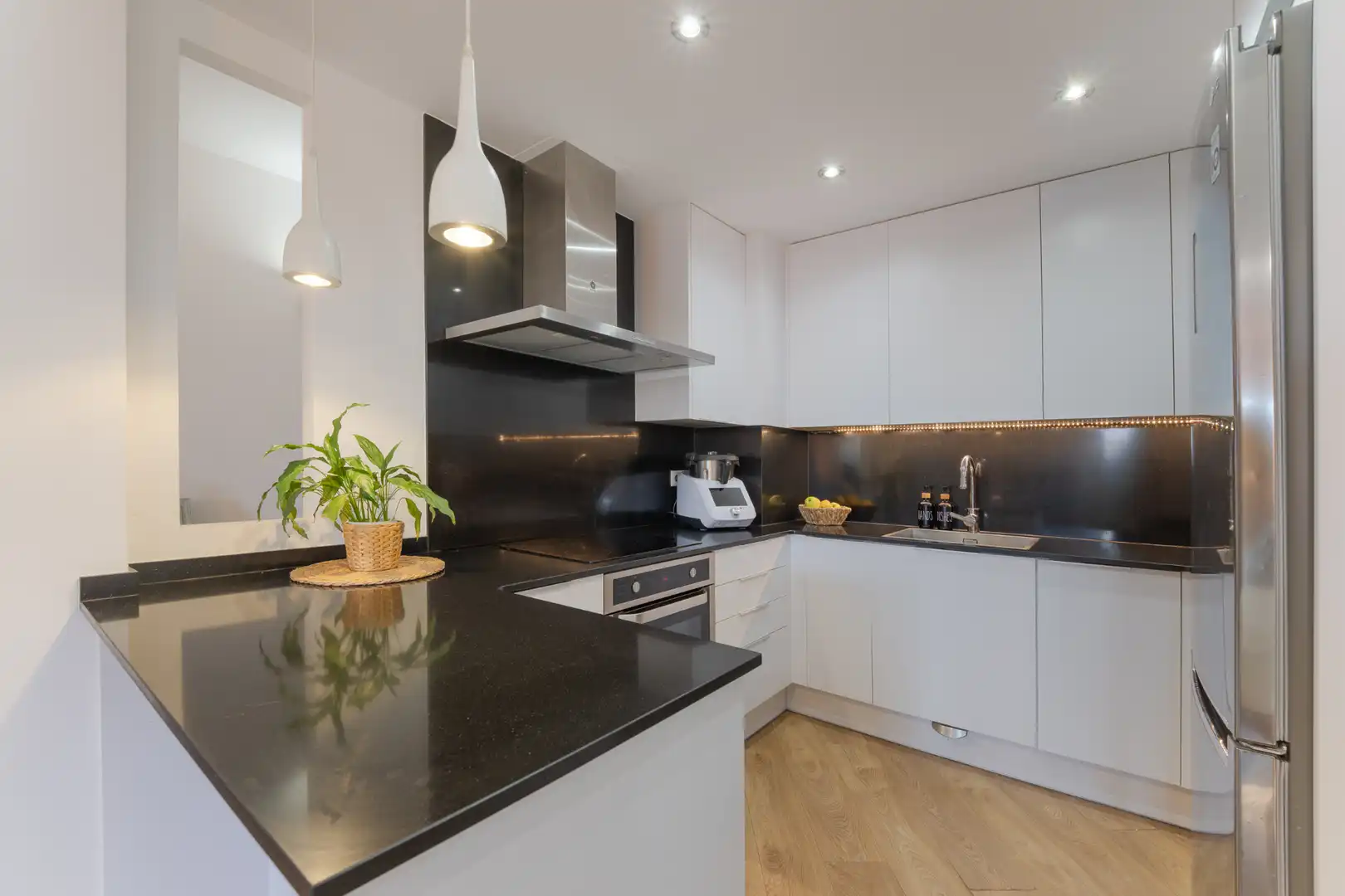 Küche von Wohnung zum Verkauf in Girona mit Klimaanlage, Heizung und Parkett