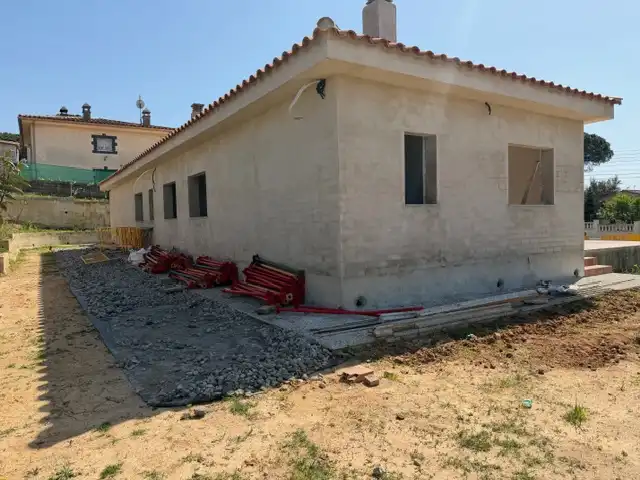 Vista exterior de Casa o xalet en venda en Sils amb Calefacció, Jardí privat i Piscina