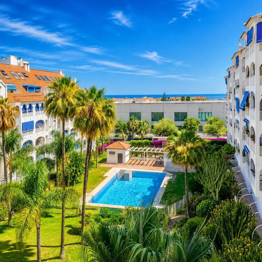 Außenansicht von Wohnungen zum Verkauf in Marbella mit Privatgarten und Gemeinschaftspool