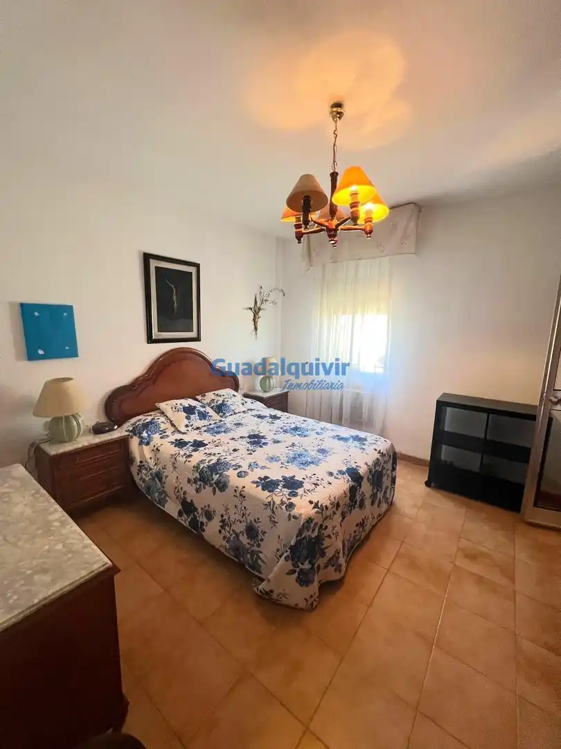Dormitori de Casa adosada en venda en Montequinto amb Aire condicionat, Jardí privat i Traster