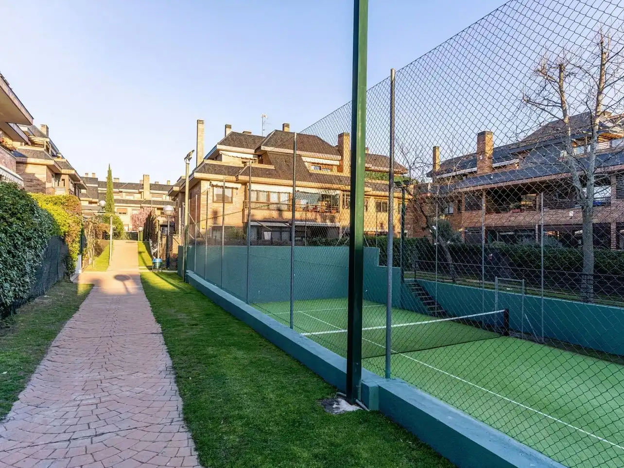 Vista exterior de Àtic en venda en Las Rozas de Madrid amb Aire condicionat, Terrassa i Piscina