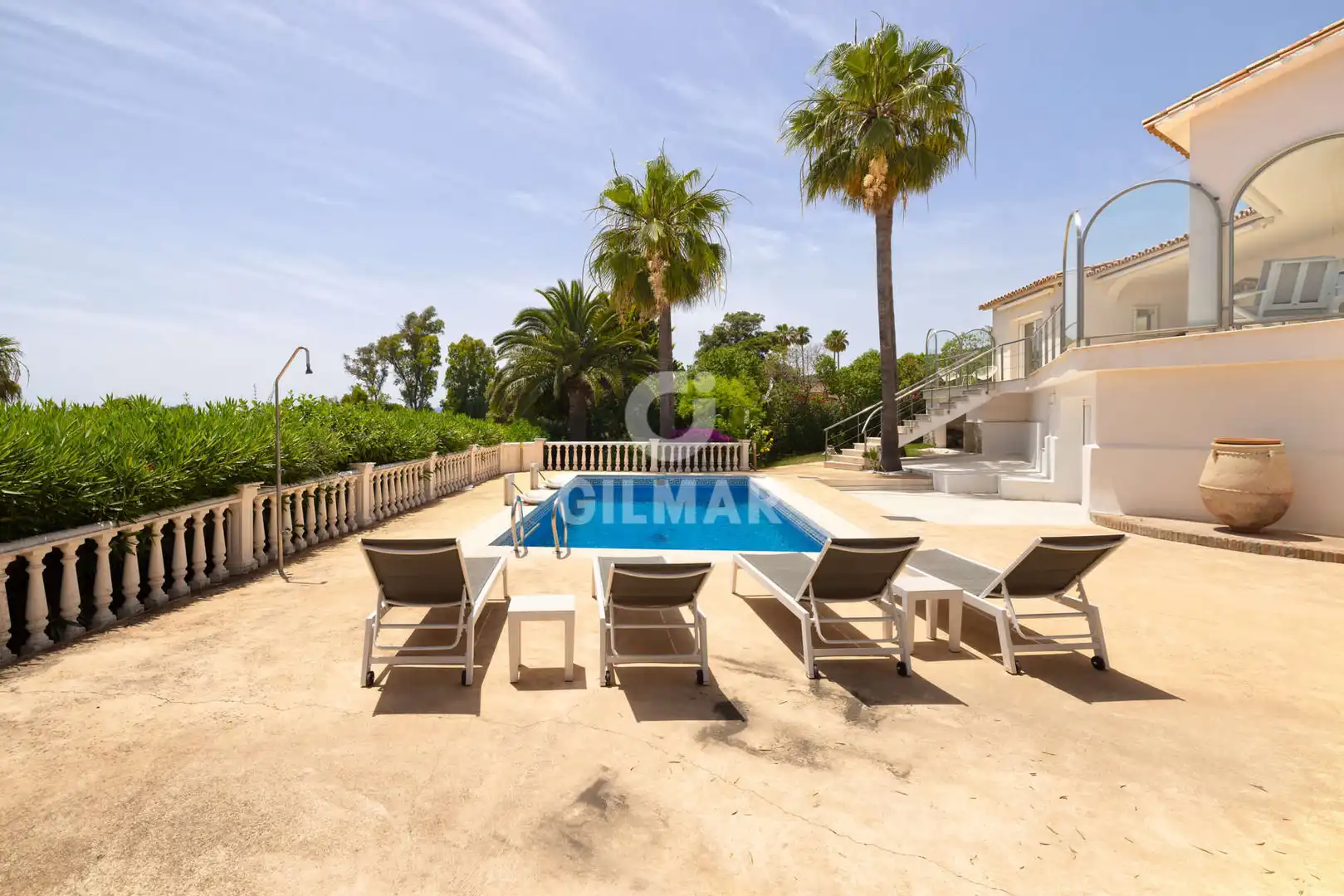 Vista exterior de Casa o xalet en venda en Sotogrande amb Calefacció, Jardí privat i Piscina