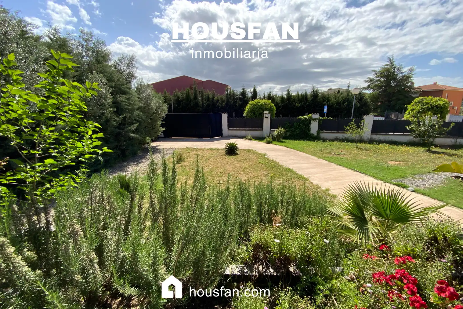 Vista exterior de Casa o xalet en venda en Cáceres amb Aire condicionat, Calefacció i Jardí privat