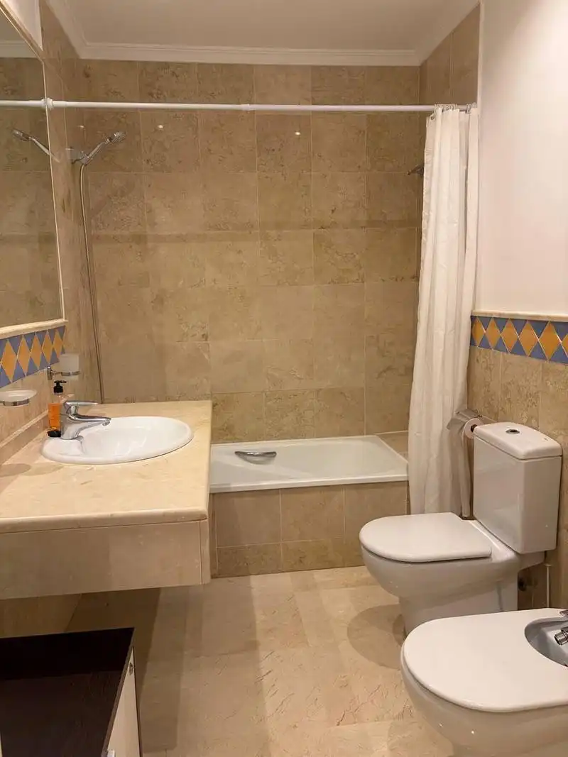 Badezimmer von Erdgeschoss zur Miete in Marbella mit Klimaanlage, Terrasse und Abstellraum