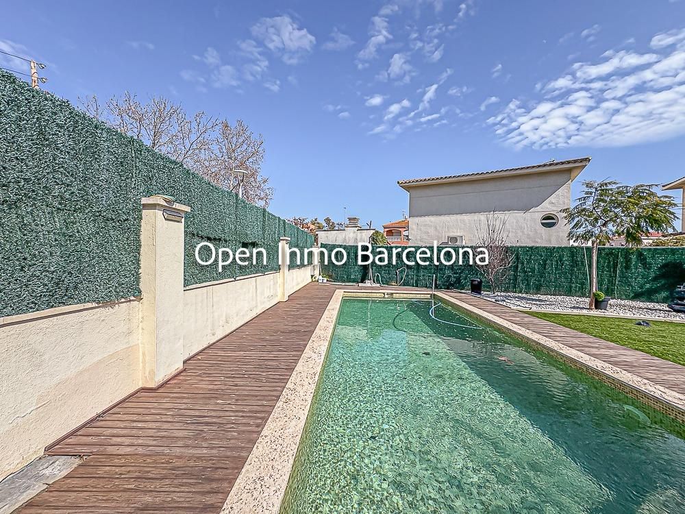 Exterior view of House or chalet for sale in Cubelles  with Air Conditioner, Heating and Private garden