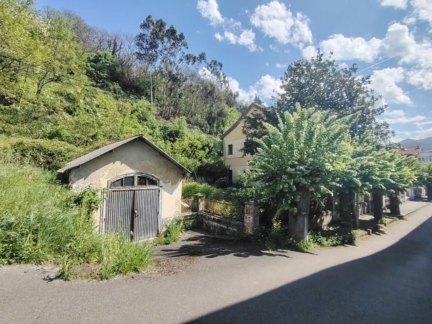 Vista exterior de Casa o xalet en venda en Mieres (Asturias) amb Jardí privat i Traster