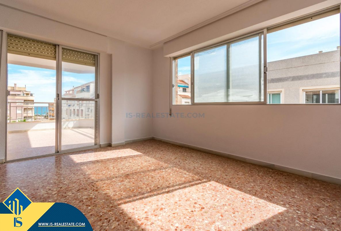 Dormitori de Apartament en venda en Torrevieja amb Calefacció, Terrassa i Forn