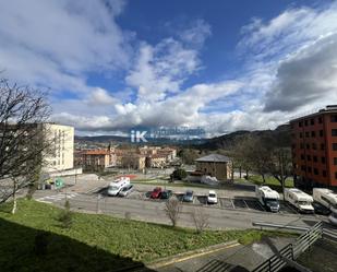 Vista exterior de Pis en venda en Basauri  amb Calefacció, Terrassa i Traster