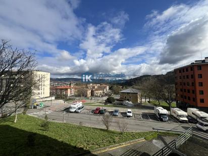 Vista exterior de Pis en venda en Basauri  amb Calefacció, Terrassa i Traster