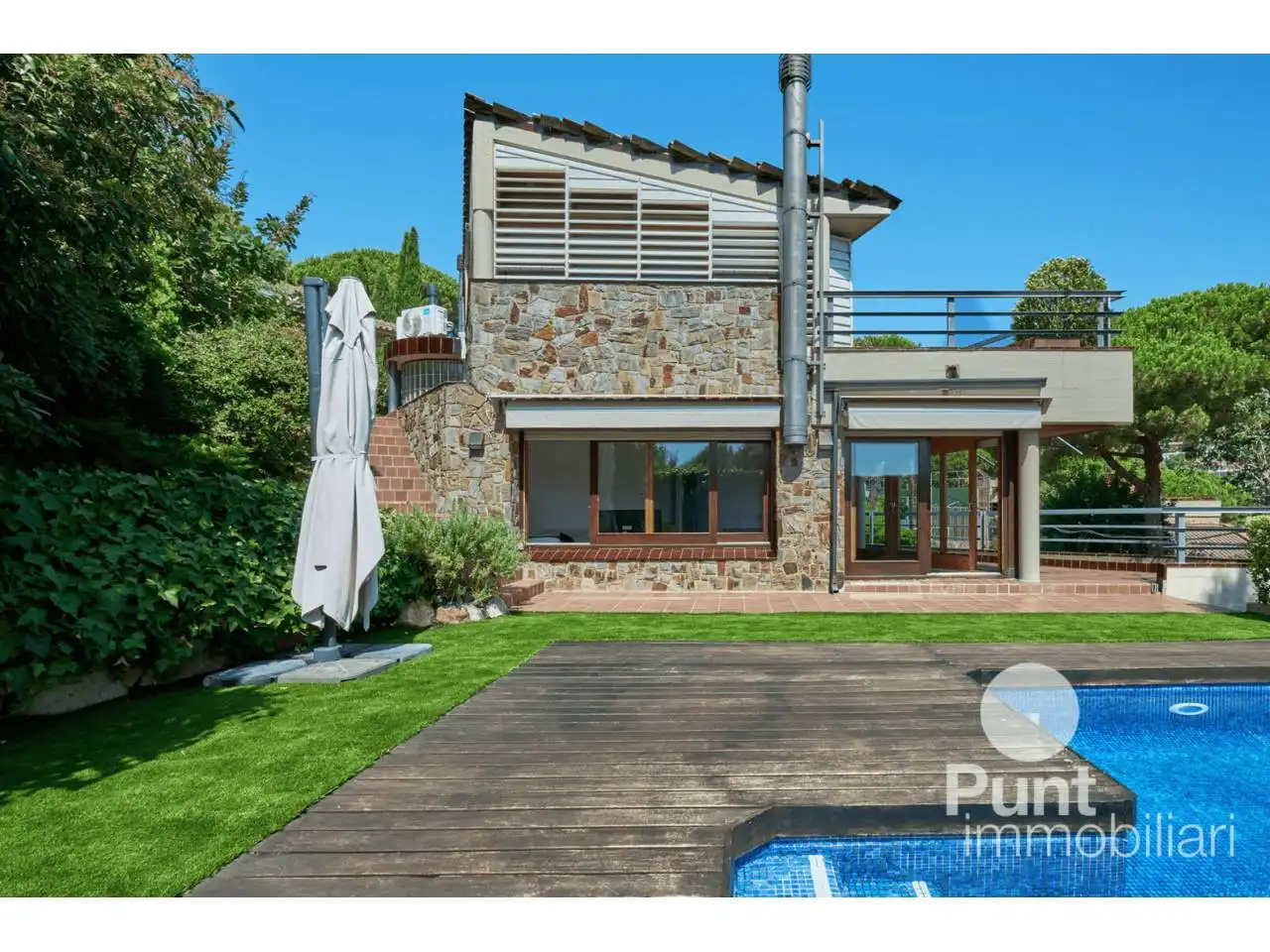 Vista exterior de Casa o xalet en venda en Premià de Dalt amb Aire condicionat, Calefacció i Jardí privat