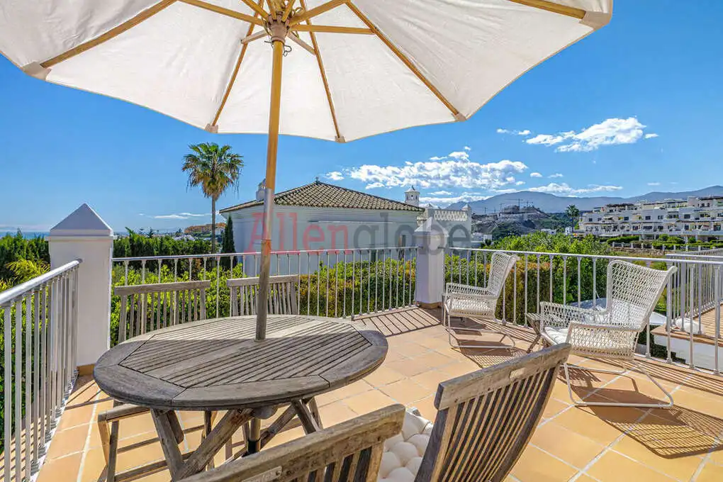 Terrassa de Casa o xalet en venda en Estepona amb Aire condicionat, Calefacció i Jardí privat