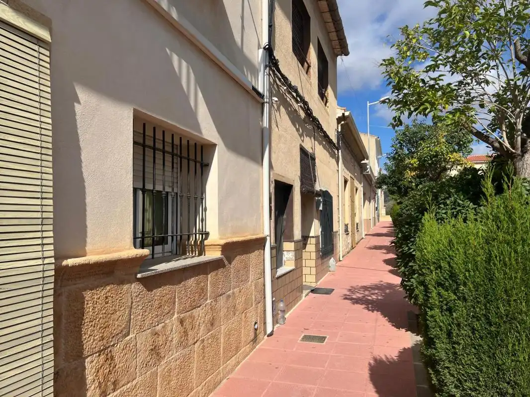Vista exterior de Casa adosada en venda en Algueña amb Aire condicionat, Calefacció i Terrassa