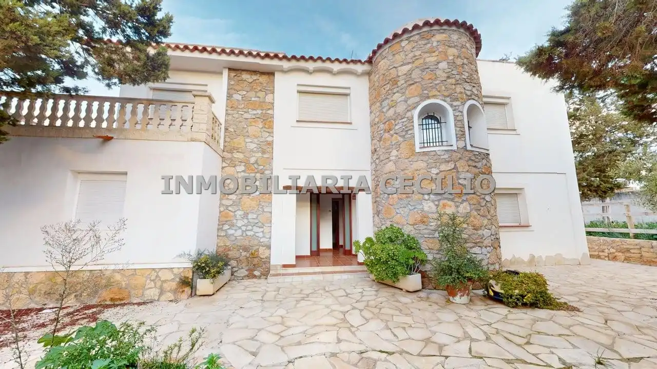 Chalet con jardín en venta en Carrer Biscaia 36