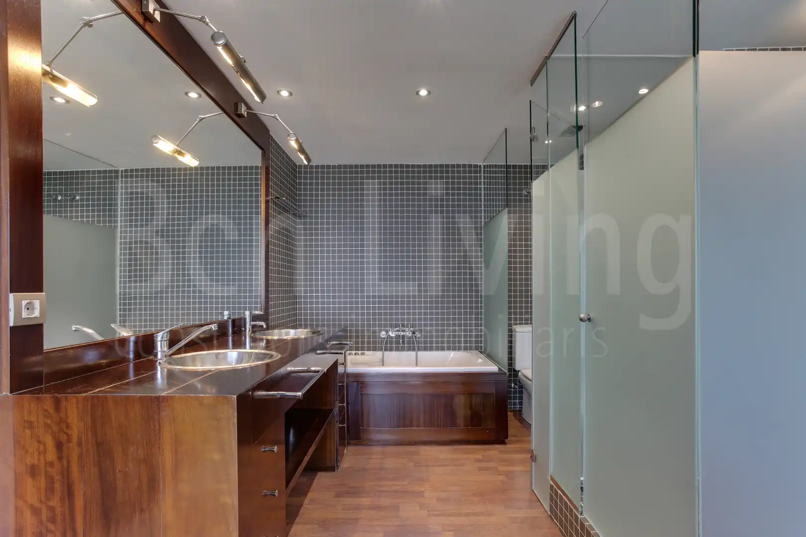 Baño de Piso de alquiler en Barcelona con Aire acondicionado, Terraza y Trastero