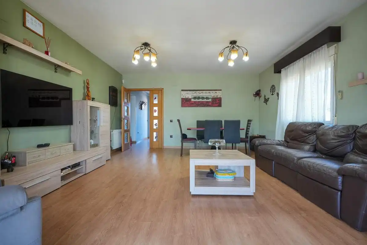 Sala de estar de Casa adosada en venta en Pioz con Aire acondicionado, Calefacción y Jardín privado