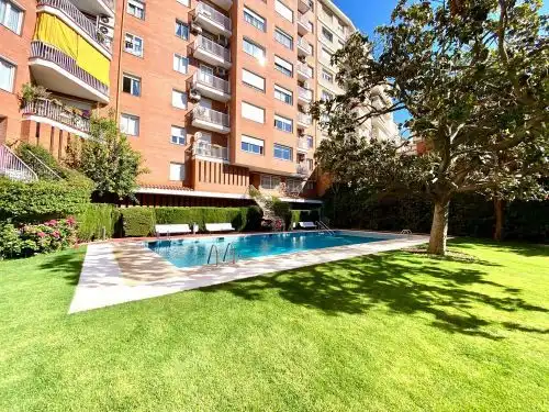Schwimmbecken von Wohnung zum Verkauf in Barcelona mit Klimaanlage, Heizung und Parkett
