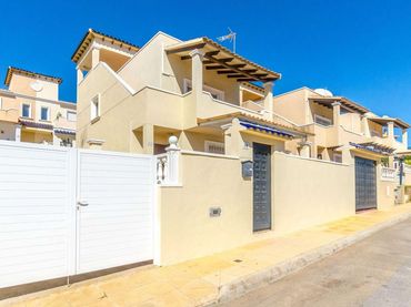 Adosado con piscina en venta en San Miguel de Salinas
