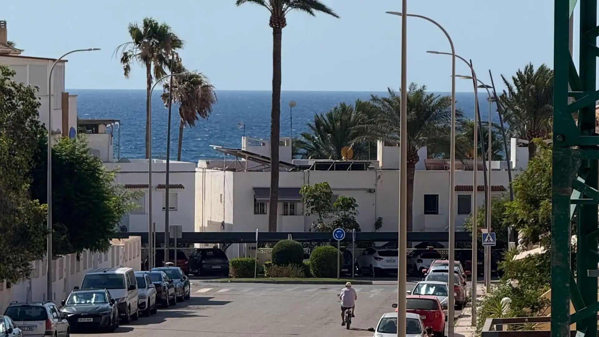 Vista exterior de Pis en venda en Roquetas de Mar amb Aire condicionat, Terrassa i Piscina comunitària