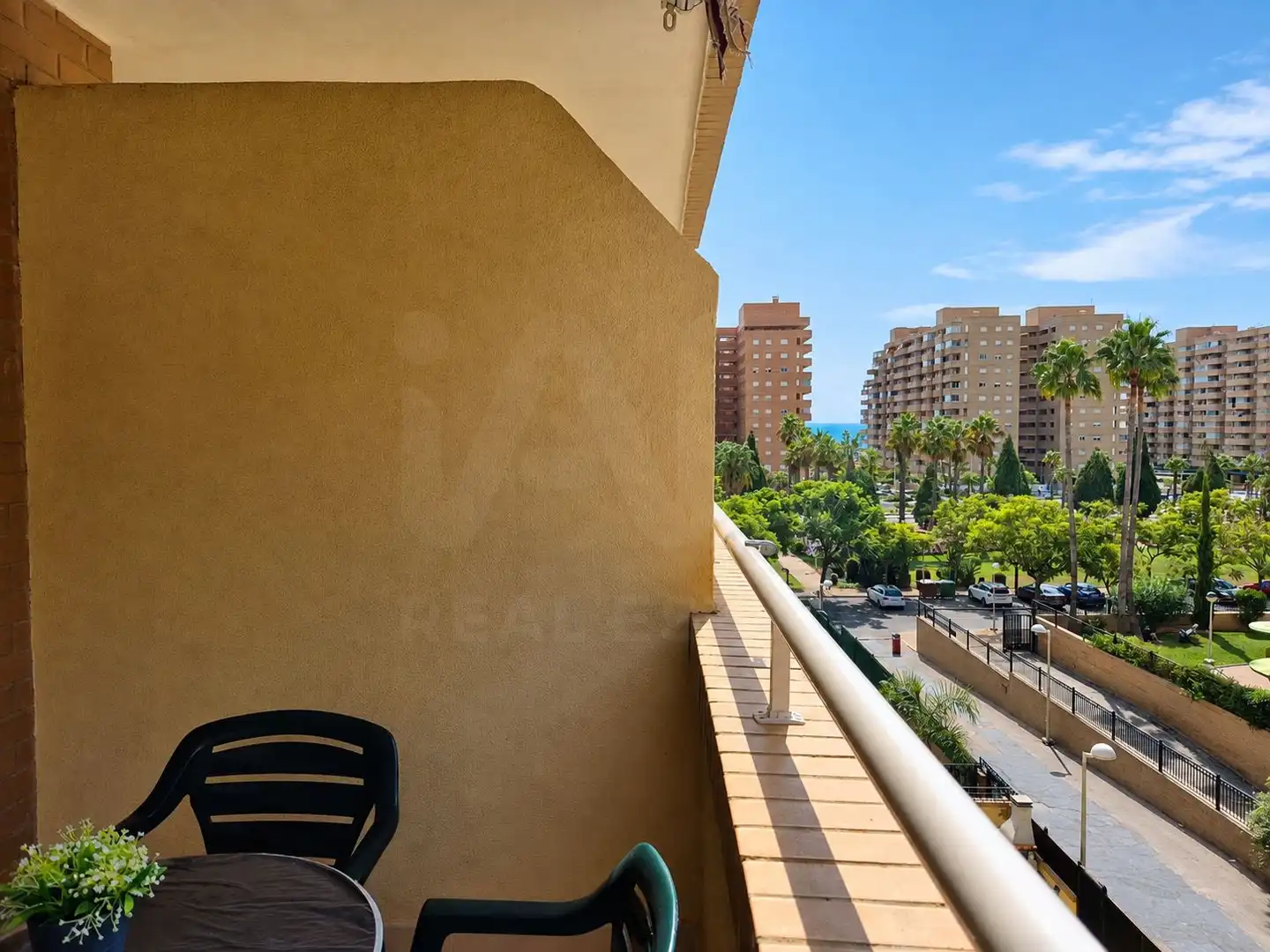 Flat with pool for sale in Avenida Jardín 49
