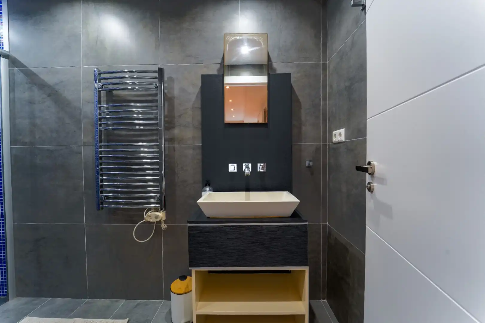 Badezimmer von Einfamilien-Reihenhaus zum Verkauf in L'Alfàs del Pi mit Klimaanlage, Heizung und Privatgarten