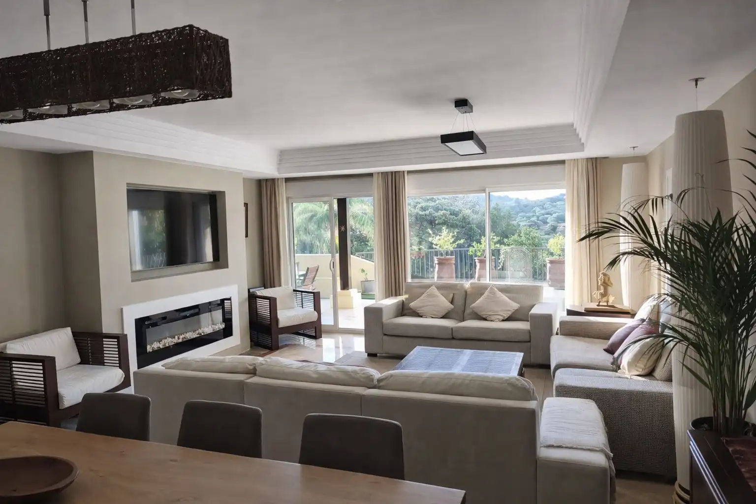 Wohnzimmer von Wohnung zum Verkauf in Sotogrande mit Klimaanlage, Terrasse und Abstellraum