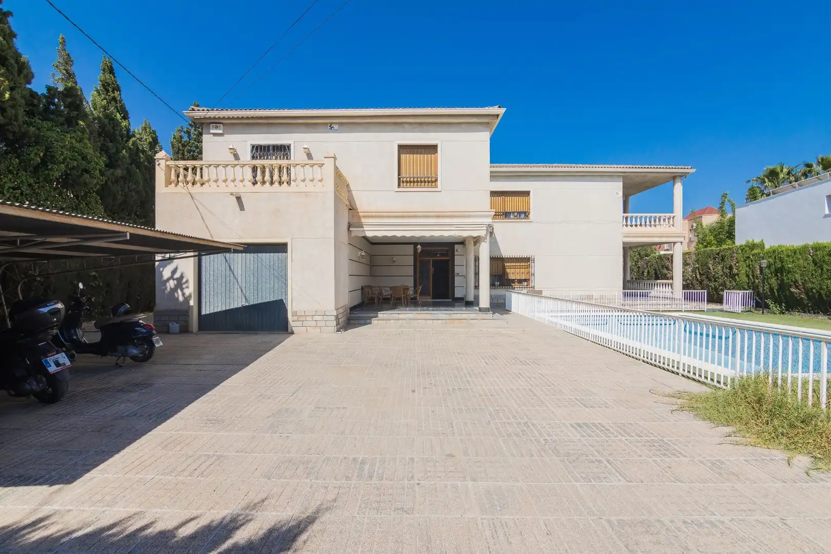 Vista exterior de Casa o xalet en venda en Elche / Elx amb Jardí privat, Terrassa i Piscina