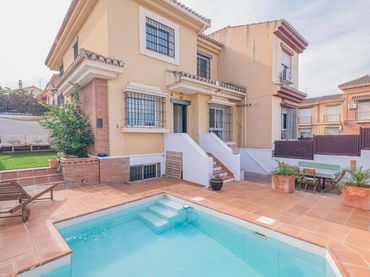 Casa aparellada amb piscina en venda a Calle JEREZANA