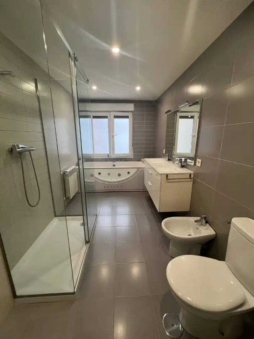 Baño de Piso de alquiler en Gijón  con Amueblado, Horno y Lavadora