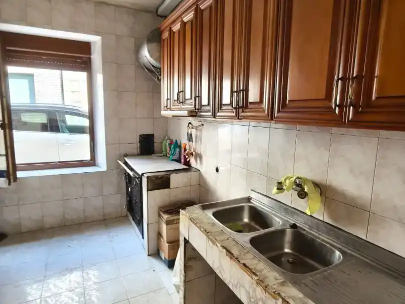 Cuina de Planta baixa en venda en Canicosa de la Sierra amb Parquet i Moblat