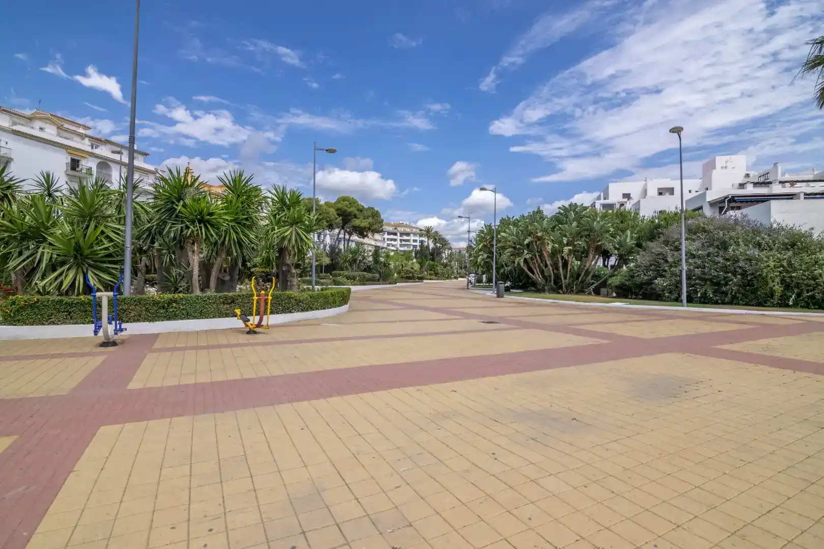 Vista exterior de Dúplex en venda en Marbella amb Aire condicionat, Piscina i Balcó