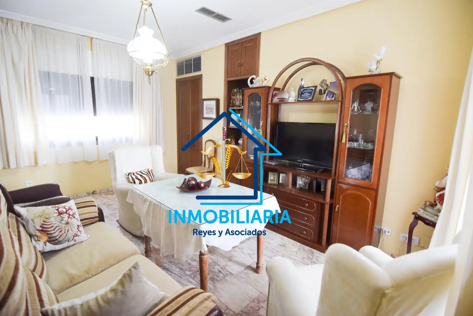 Sala d'estar de Casa o xalet en venda en Córdoba amb Aire condicionat