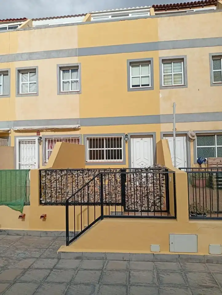 Vista exterior de Casa adosada en venda en Arona amb Terrassa i Traster
