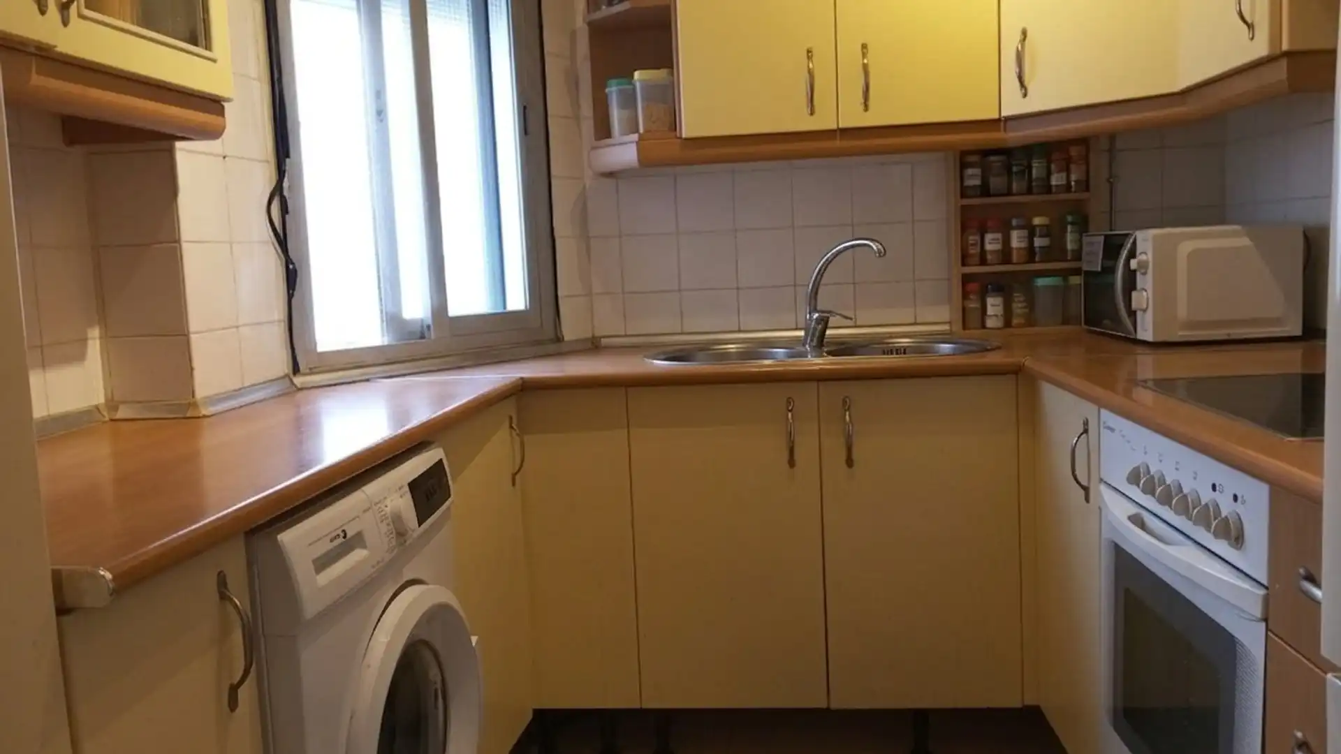 Kitchen of Flat for sale in  Sevilla Capital  with Air Conditioner, Storage room and Balcony