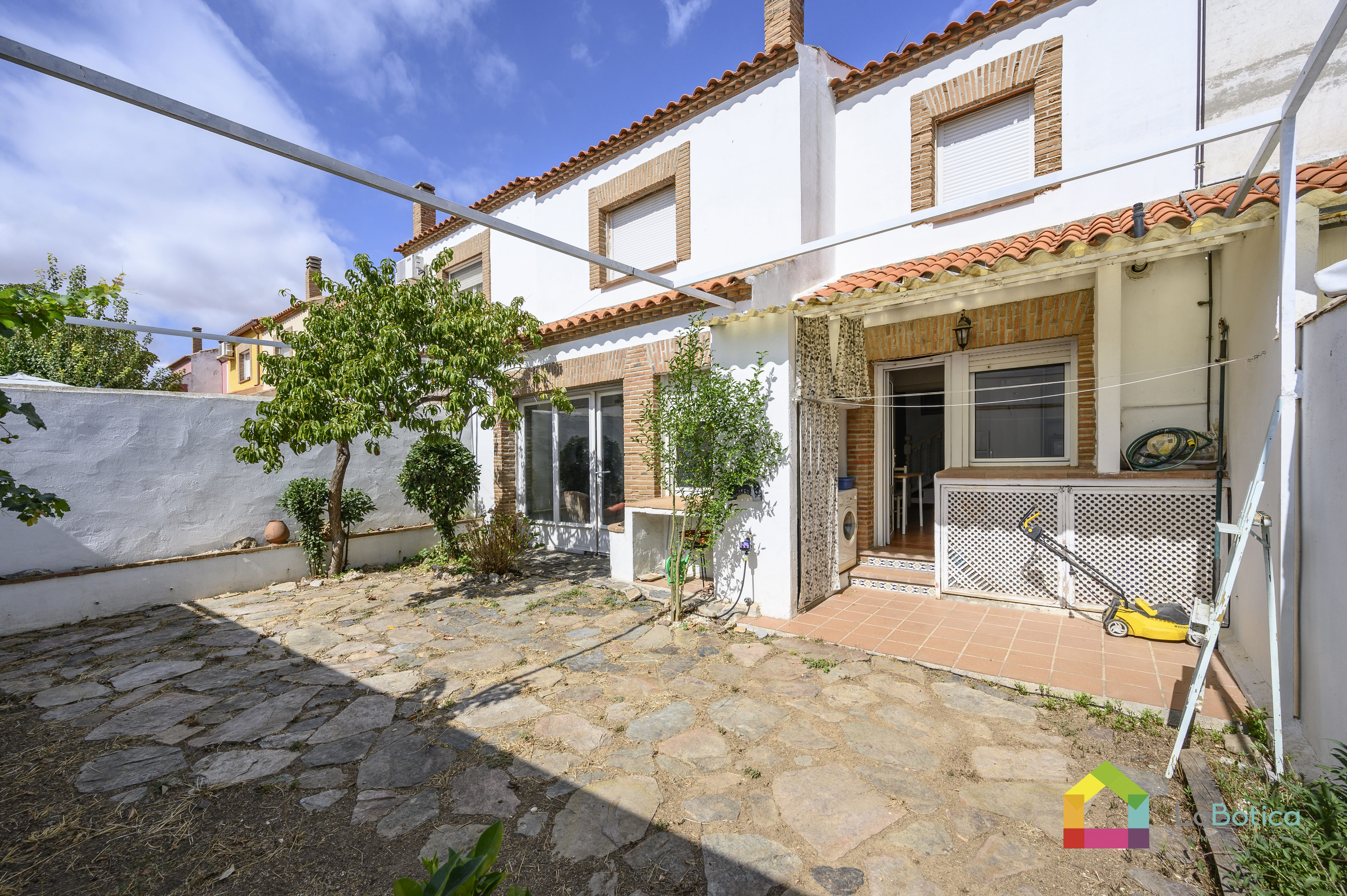 Exterior view of Single-family semi-detached for sale in Nambroca  with Private garden, Terrace and Storage room