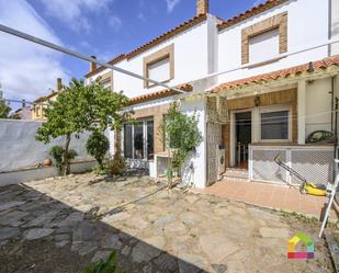 Vista exterior de Casa adosada en venda en Nambroca amb Jardí privat, Terrassa i Traster