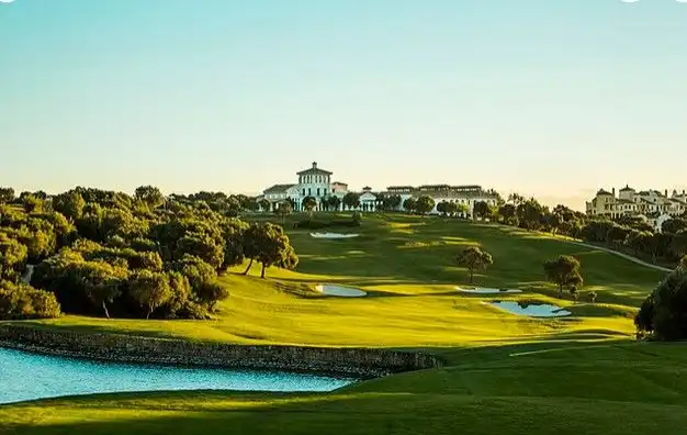 Außenansicht von Wohnung zum Verkauf in Sotogrande mit Klimaanlage, Heizung und Privatgarten